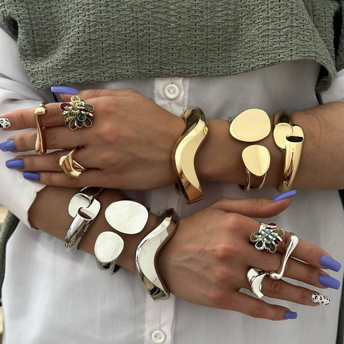 FASHIONABLE AND VERSATILE BRACELET WITH DESIGN