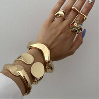 FASHIONABLE AND VERSATILE BRACELET WITH DESIGN